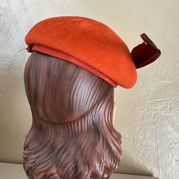 FABULOUS 1950s\' APRICOT COLOR FELT TAM WITH MATCHING LONG FEATHER TRIM main image 10
